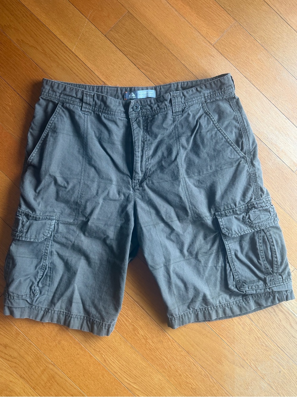 Nike ACG cargo shorts size 34